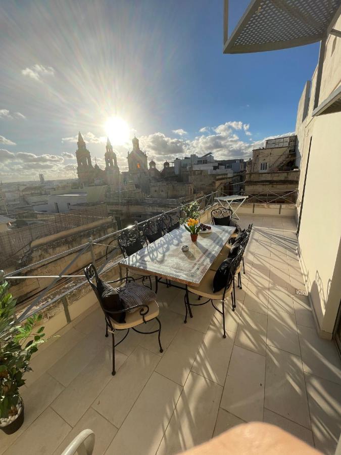 Townhouse, Sleeps 19, Rooftop, Terrace, Prime Spot W Sea & Valletta Views Holiday home *