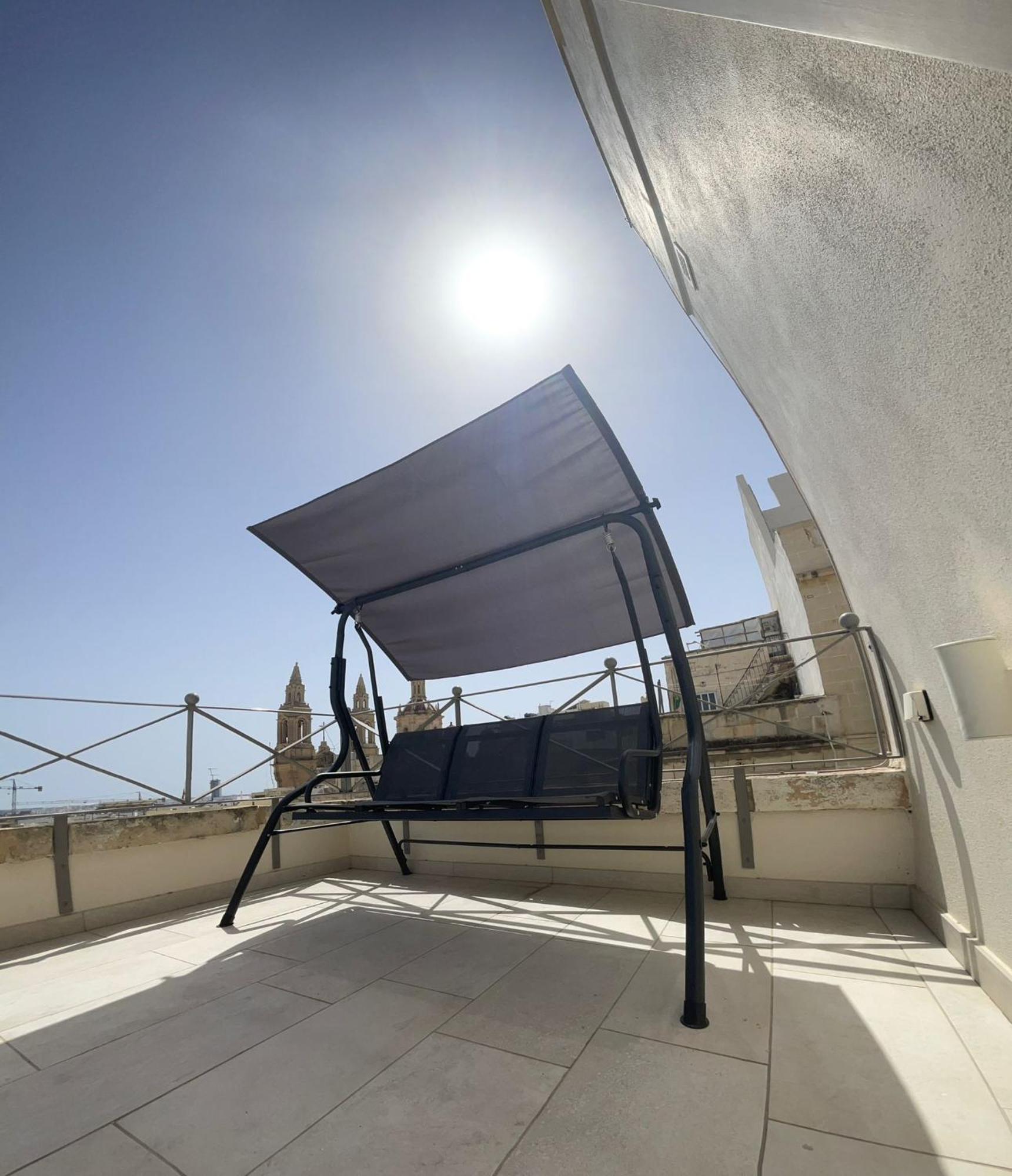 Townhouse, Sleeps 19, Rooftop, Terrace, Prime Spot W Sea & Valletta Views Holiday home *