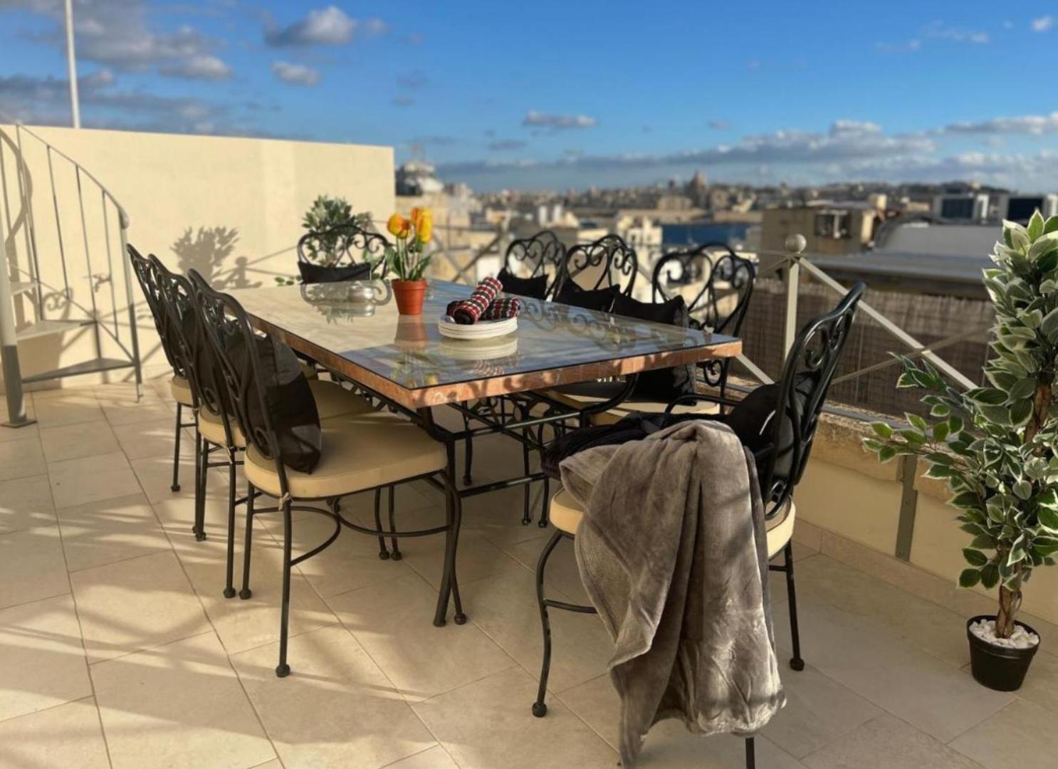 Townhouse, Sleeps 19, Rooftop, Terrace, Prime Spot W Sea & Valletta Views Casa de Férias *