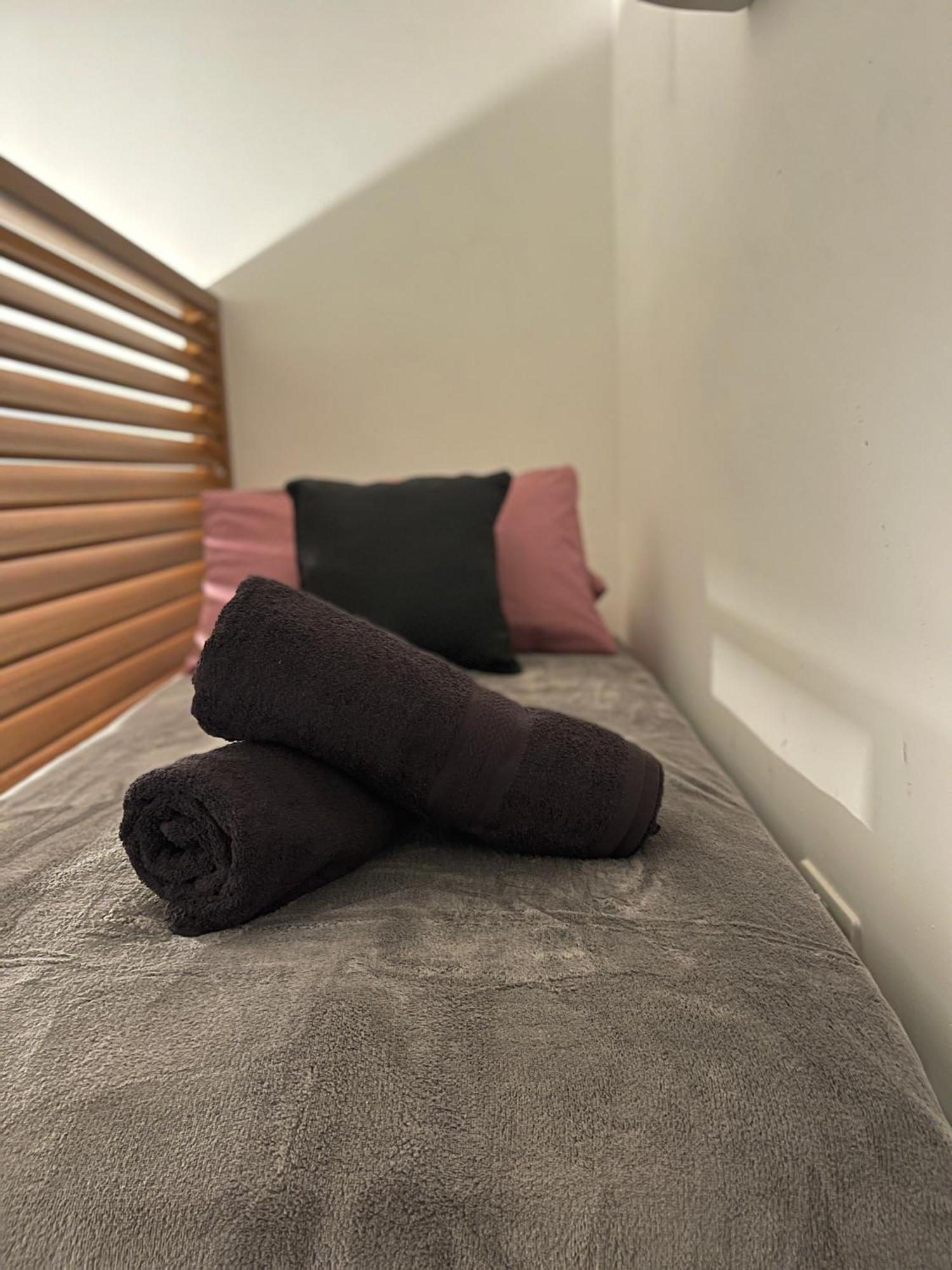 Townhouse, Sleeps 19, Rooftop, Terrace, Prime Spot W Sea & Valletta Views Sliema