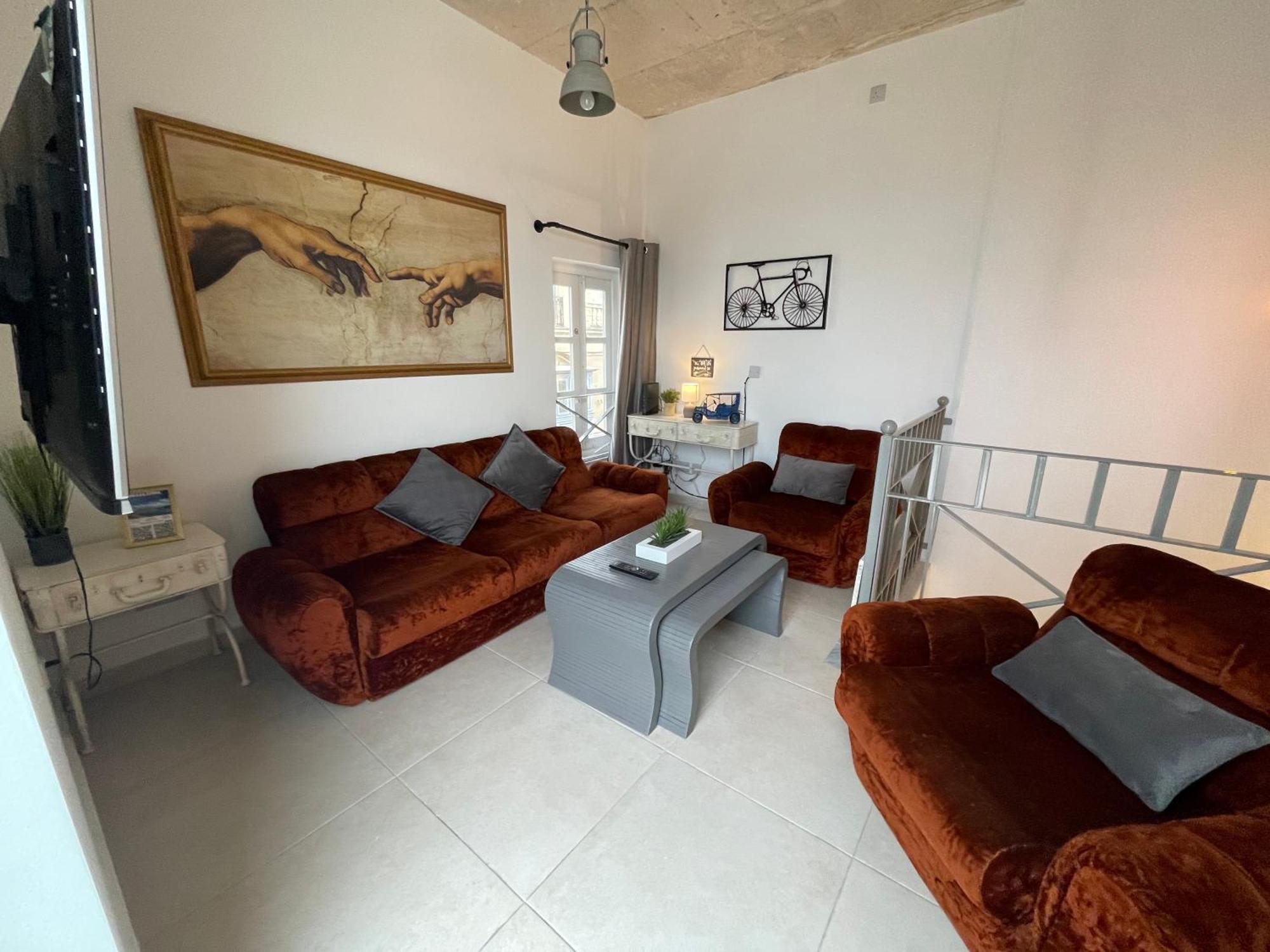 Townhouse, Sleeps 19, Rooftop, Terrace, Prime Spot W Sea & Valletta Views * Sliema